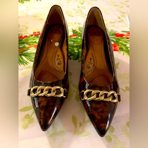 Sofft Shoes - Sofft Wedge Shoes Pointed Toe Shoes , natural leather lining Gold chain detail.